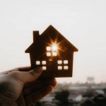 家型のオブジェを持つ人