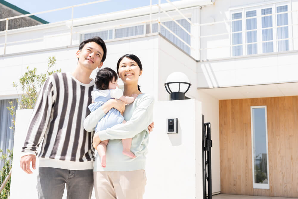 新しい家を見る家族