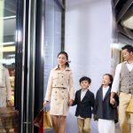 手をつないで歩く家族