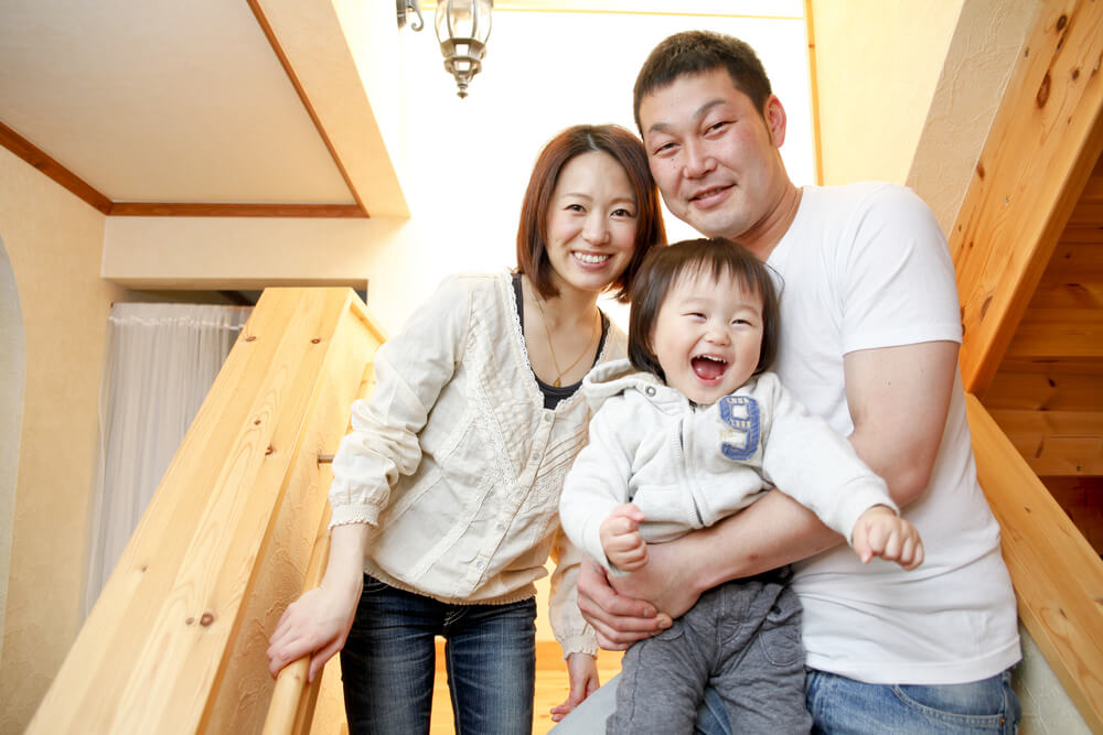 笑顔の3人家族