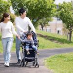 ベビーカーで散歩する親子