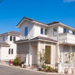 立ち並ぶ白い家