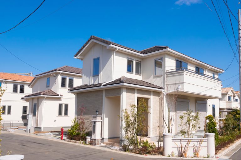 家を建てる流れとは。住宅ローンやかかる費用についても徹底解説 立ち並ぶ白い家