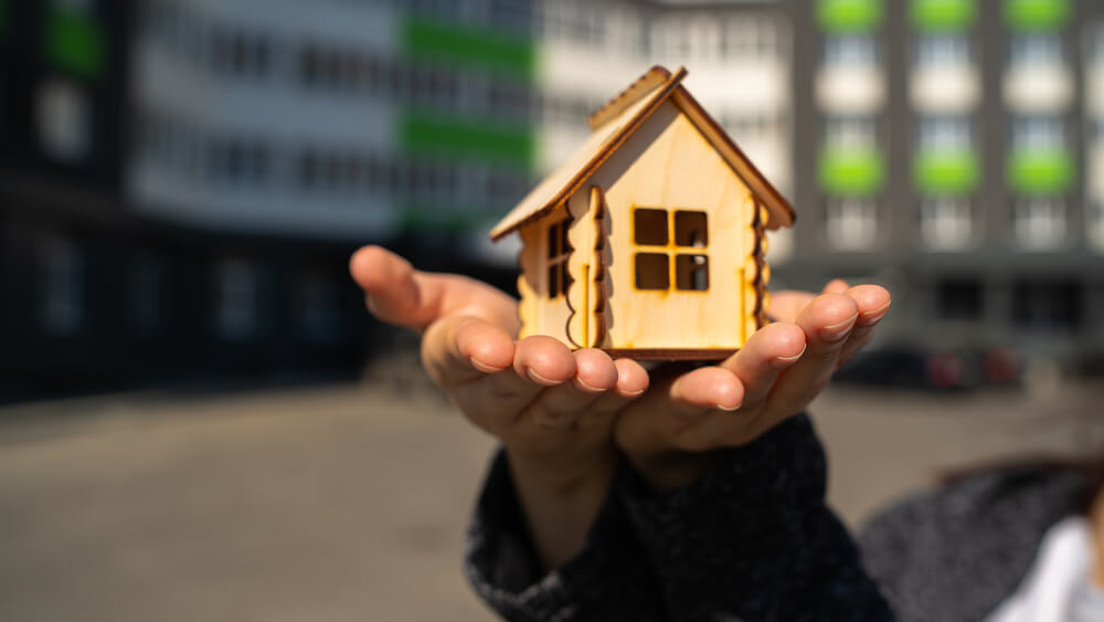 手のひらにのった小さな家