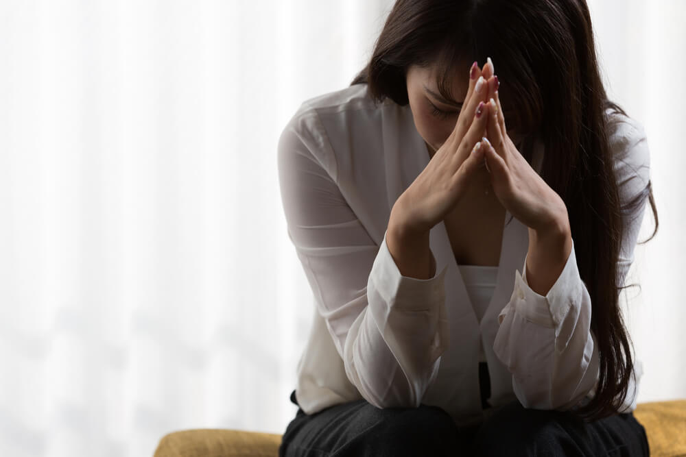 頭を抱える女性