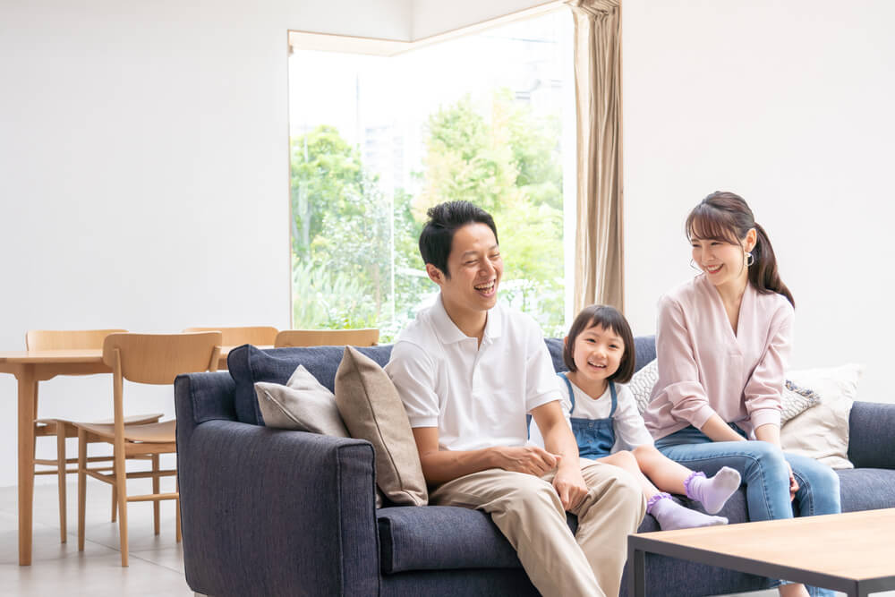 ソファでくつろぐ家族