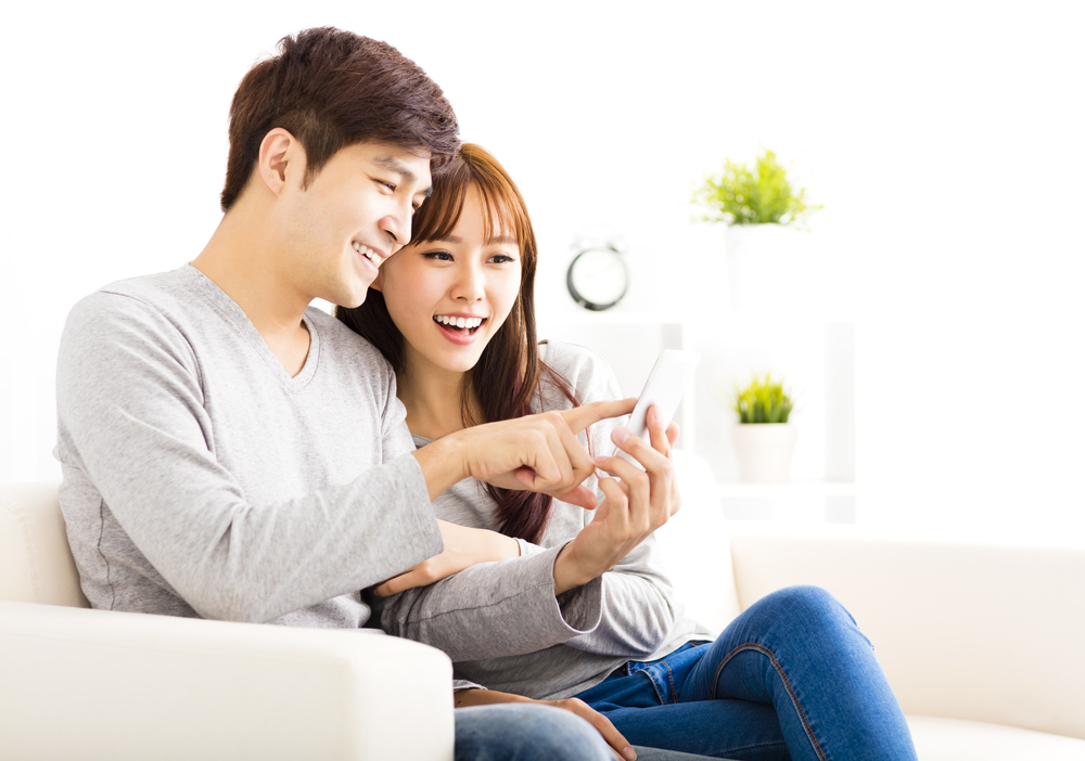 スマートフォンで良い情報を見つけた夫婦