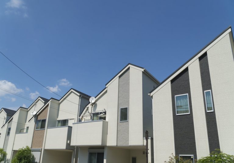 狭小住宅の間取りアイディア。スペースを最大限に活かす方法を紹介 立ち並ぶ狭小住宅