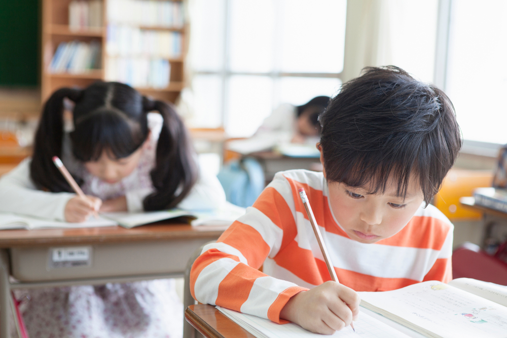 学校の授業を受ける子どもたち