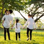 手をつなぐ家族