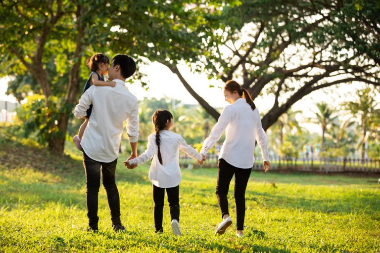二俣川の住みやすさを解説。再開発が進み治安も良く、ファミリー注目の街へ 手をつなぐ家族
