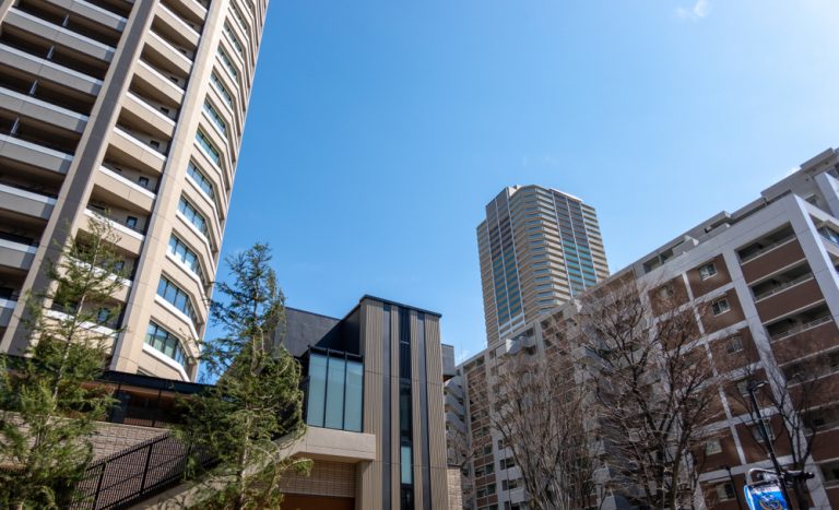 武蔵小杉の住みやすさ。利便性・治安・家賃・教育環境など解説【ファミリー】 下から見たタワーマンション