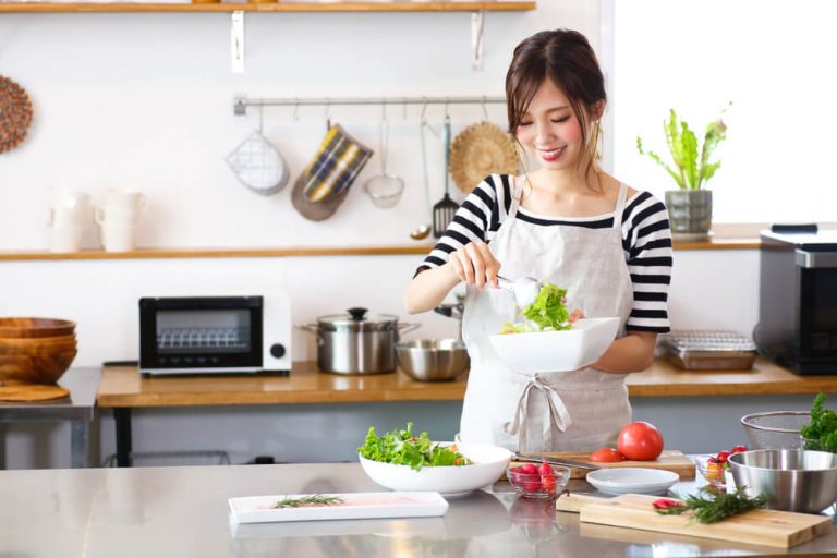 家族の絆が深まる対面キッチン。メリットとデメリットを考慮してレイアウトしよう 料理をする若い女性