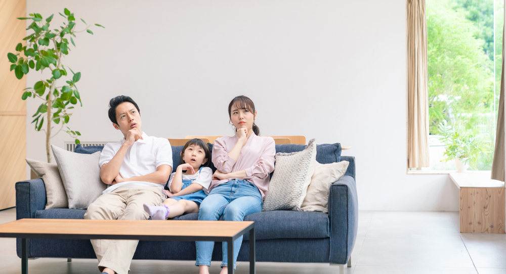 モデルハウスを見学する家族