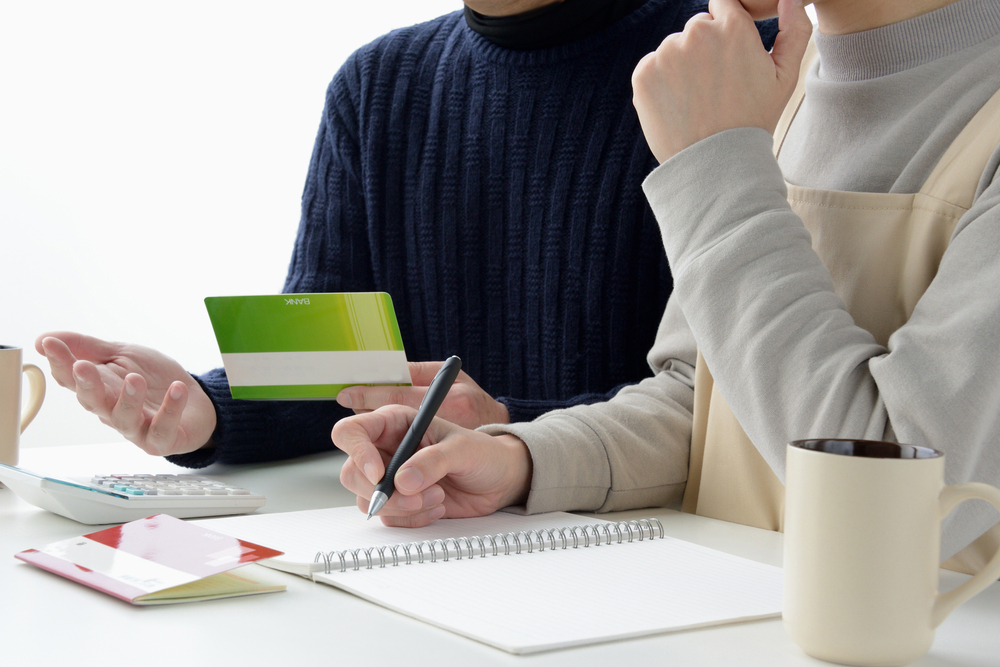 お金のことを話し合う夫婦