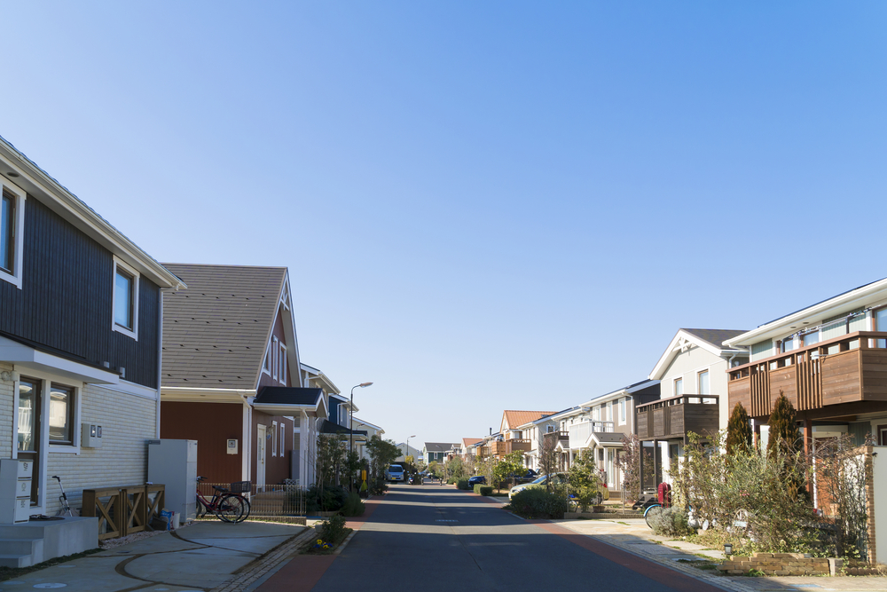 道路沿いにきれいに並んでいる住宅