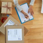 引越し中に書類を書く女性